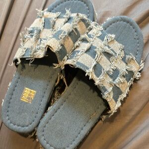 Woman’s platform denim